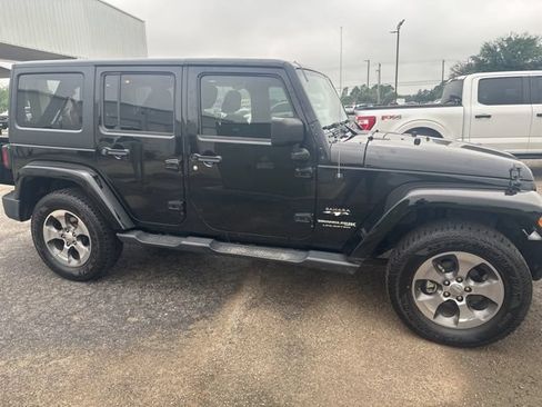 Used 2018 Jeep Wrangler Unlimited Sahara w/ Max Tow Package AWD/4WD image 4