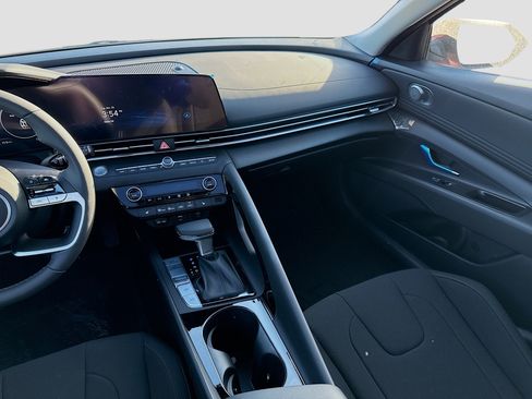 New 2025 Hyundai Elantra SEL image 17