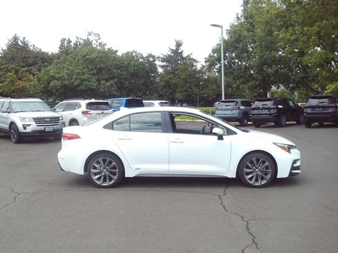 Used 2024 Toyota Corolla SE AWD/4WD image 6