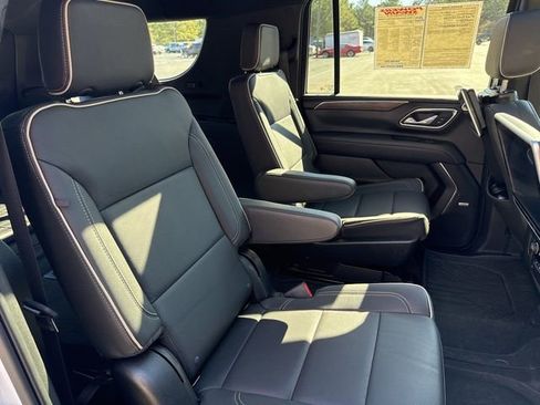 Used 2024 Chevrolet Suburban Premier image 32