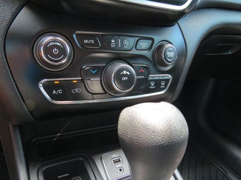 Used 2021 Jeep Cherokee Latitude FWD image 17