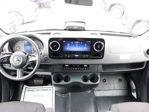 Used 2025 Mercedes-Benz Sprinter 2500 image 21