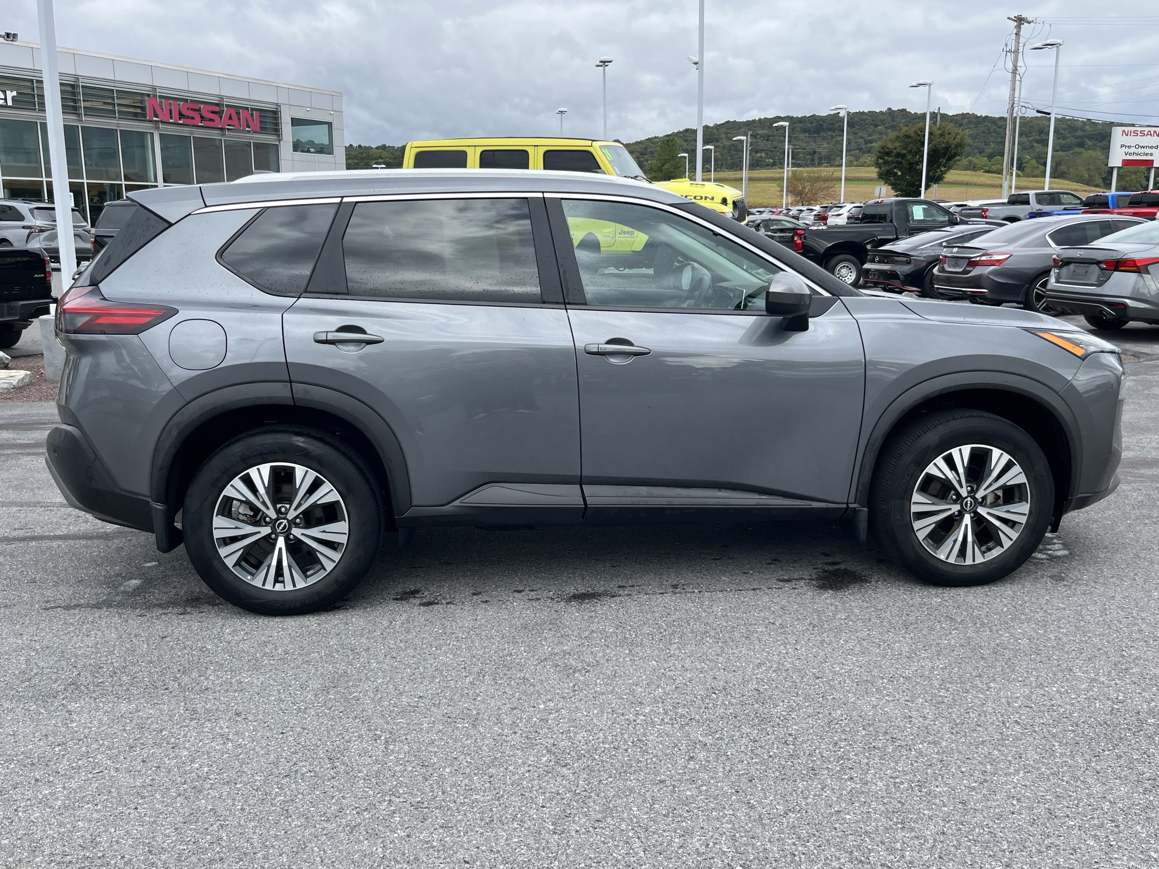 Used 2023 Nissan Rogue SV w/ SV Premium B Package AWD/4WD image 2