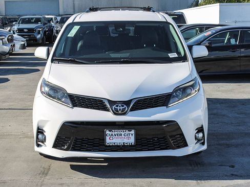 Used 2020 Toyota Sienna SE w/ Carpet Mat Package image 2