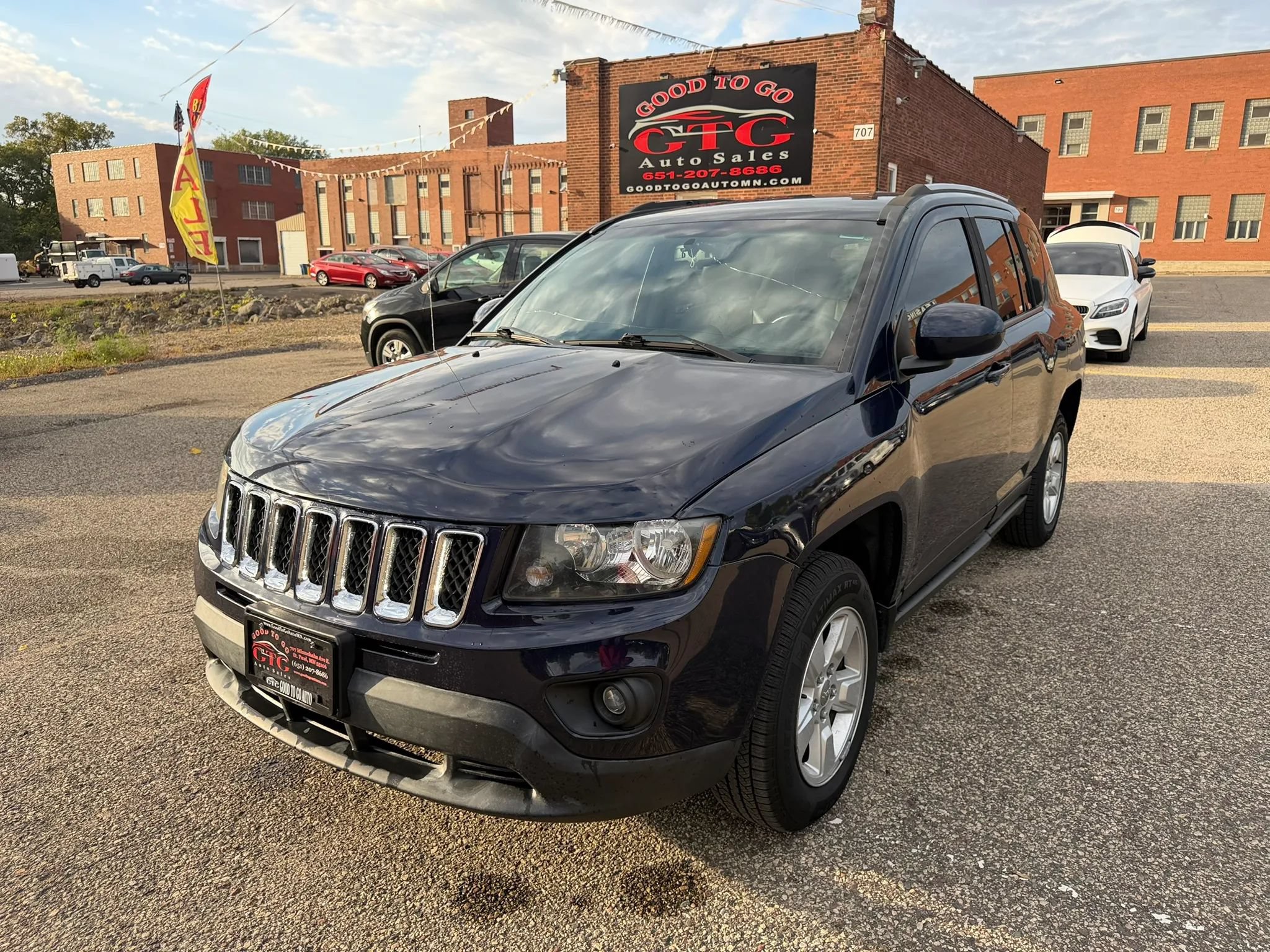 Used 2017 Jeep Compass Latitude FWD image 2