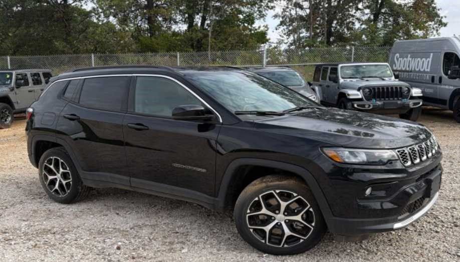 Used 2024 Jeep Compass Limited AWD/4WD image 3