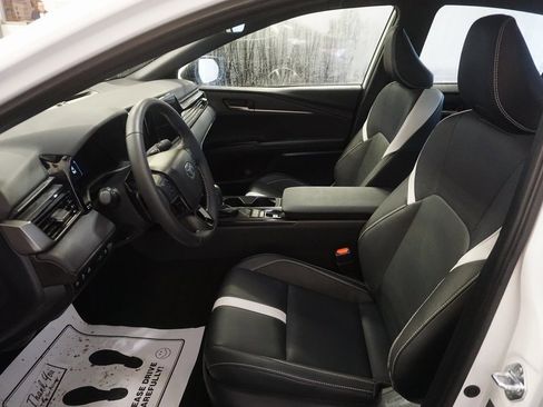 Used 2025 Toyota Camry SE w/ Convenience Package image 19