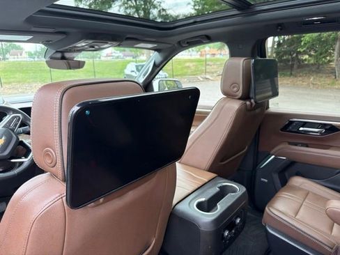 Used 2025 Chevrolet Suburban High Country AWD/4WD image 22