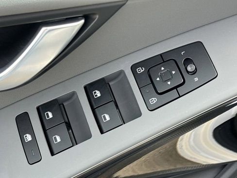 Certified 2025 Kia Niro EX FWD image 17