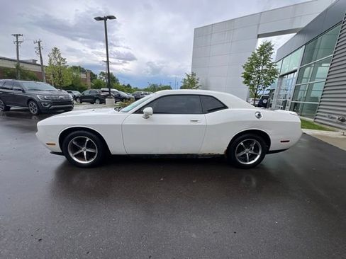 Used 2010 Dodge Challenger SE RWD image 8