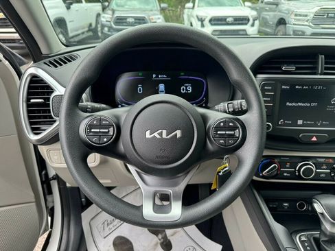 Used 2025 Kia Soul LX w/ LX Technology Package FWD image 5