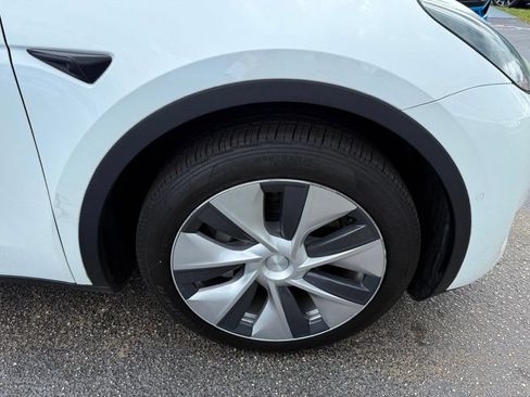 Used 2022 Tesla Model Y Long Range AWD/4WD image 30