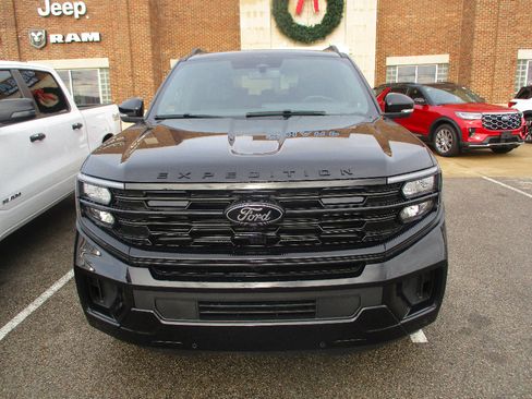 New 2026 Ford Expedition Platinum image 2