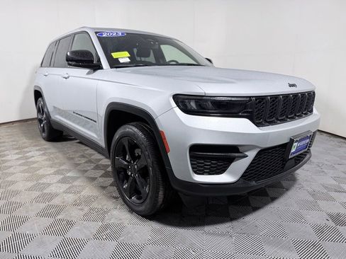 Used 2023 Jeep Grand Cherokee Altitude AWD/4WD image 7