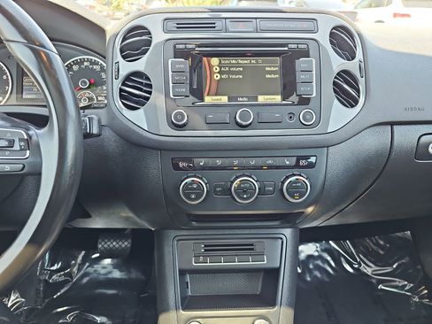 Used 2014 Volkswagen Tiguan SEL FWD image 19