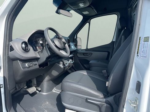 Used 2025 Mercedes-Benz Sprinter 2500 image 9
