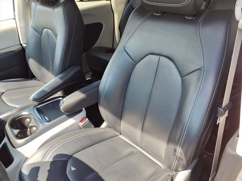 Used 2023 Chrysler Pacifica Touring-L FWD image 17