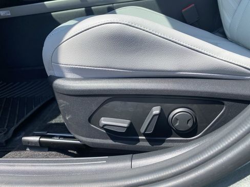 New 2025 Hyundai Elantra Limited FWD image 10