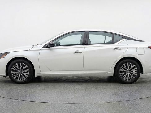 Used 2025 Nissan Altima 2.5 SV image 5