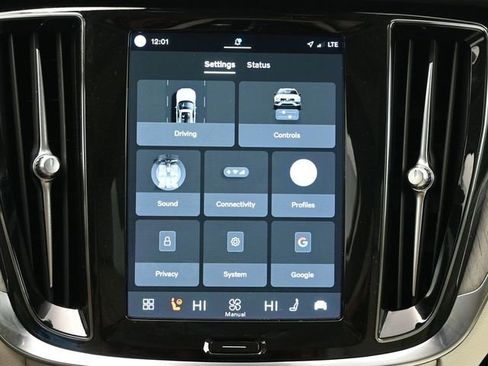 Used 2023 Volvo V60 B5 Cross Country Plus image 16