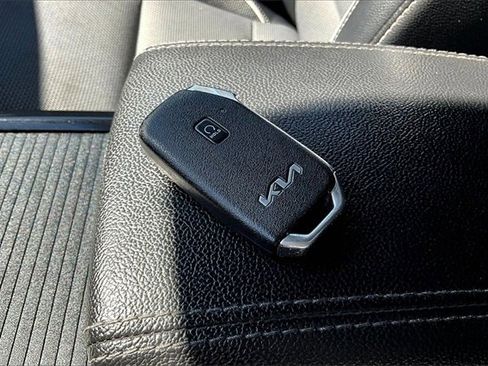 Used 2022 Kia Niro EX image 34