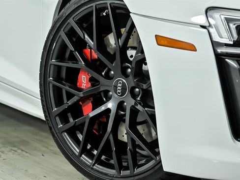 Used 2018 Audi R8 V10 w/ Premium Package RWD image 3