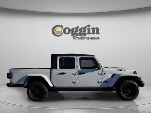 Used 2023 Jeep Gladiator Sport image 6