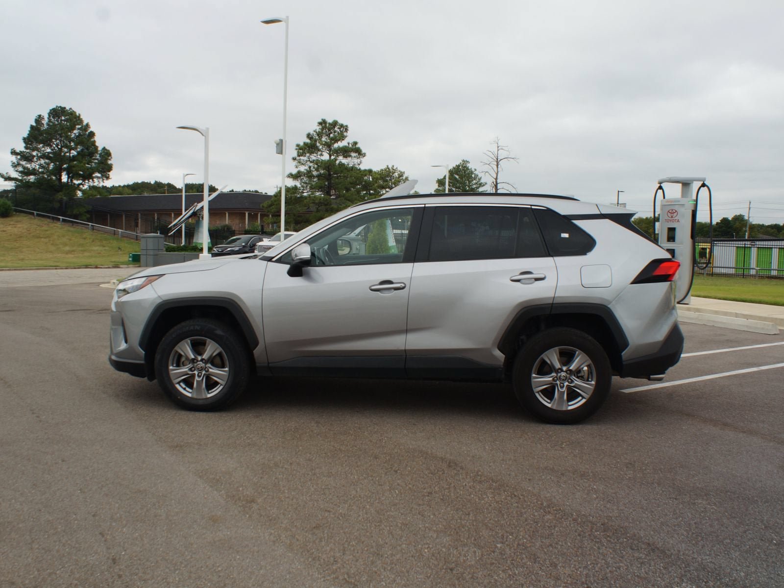 Used 2025 Toyota RAV4 XLE AWD/4WD image 12