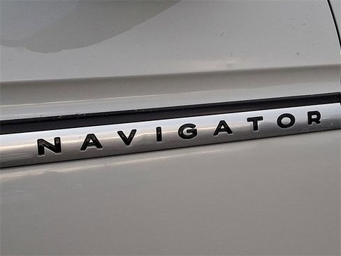 Used 2025 Lincoln Navigator Reserve image 32