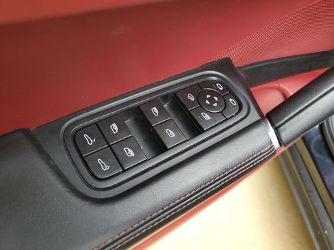 Used 2022 Porsche Cayenne Platinum Edition image 19