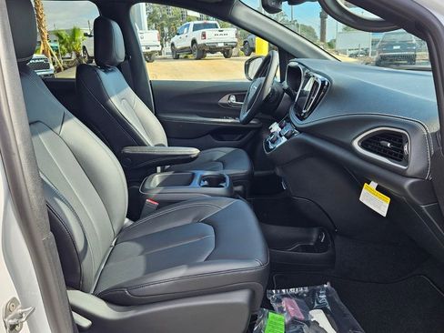 New 2026 Chrysler Pacifica Select image 15