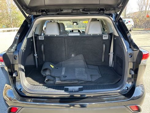 Used 2024 Toyota Highlander XLE AWD/4WD image 13