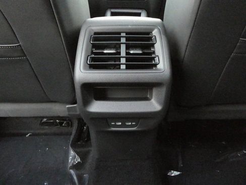 Used 2026 Volkswagen Tiguan SE AWD/4WD image 33