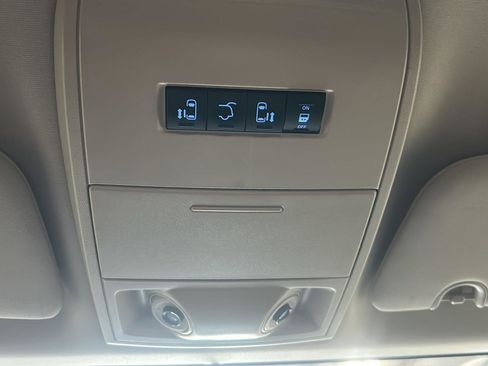 Used 2015 Chrysler Town & Country Touring w/ Driver Convenience Group FWD image 23