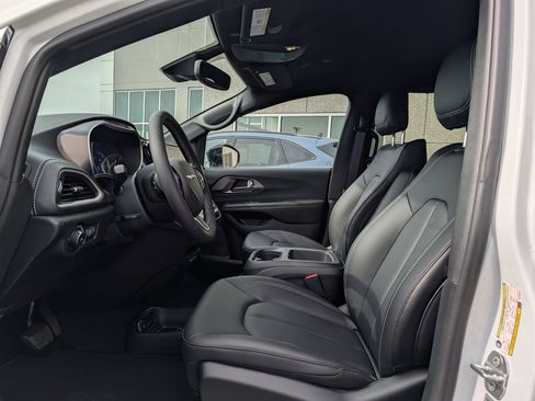 New 2026 Chrysler Pacifica Select AWD/4WD image 5
