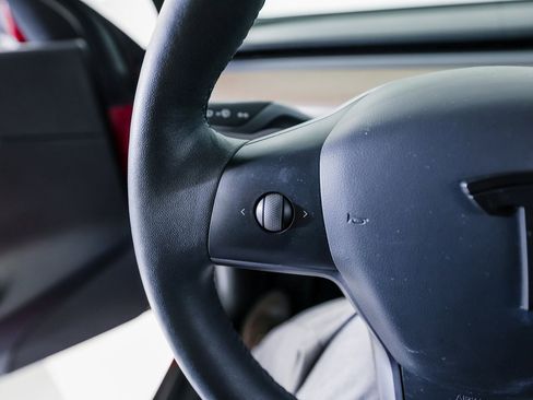 Used 2021 Tesla Model Y Long Range image 16