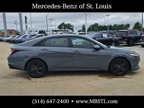 Used 2022 Hyundai Elantra SEL w/ Preferred Accessory Package FWD image 2