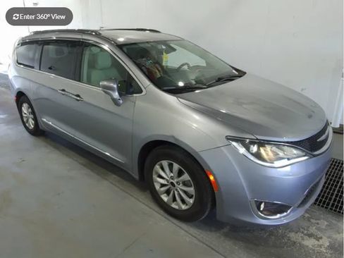 Used 2018 Chrysler Pacifica Touring-L FWD image 1