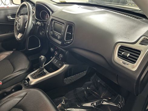 Used 2018 Jeep Compass Latitude image 27