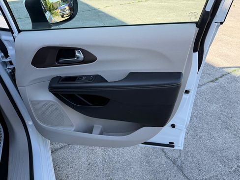 Used 2022 Chrysler Voyager LX FWD image 29