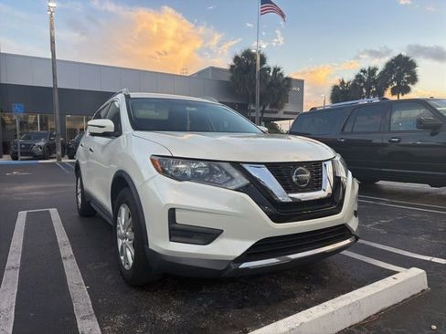Used 2018 Nissan Rogue SV w/ Premium Package FWD image 2