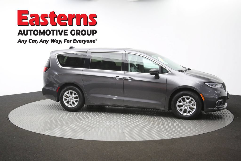 Used 2023 Chrysler Pacifica Touring-L FWD image 48