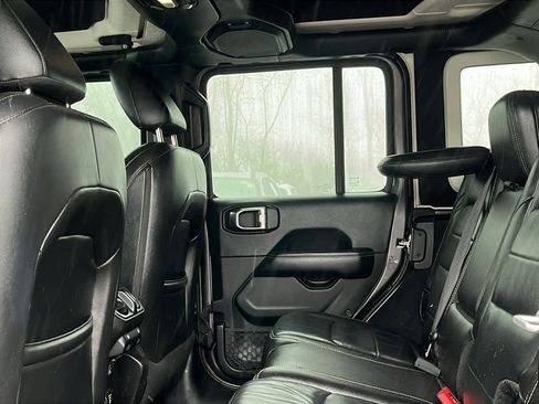 Used 2018 Jeep Wrangler Unlimited Sahara image 25