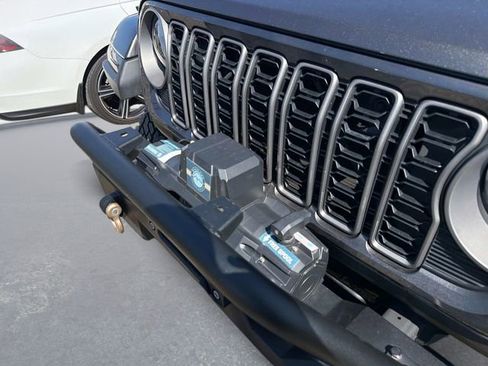 Used 2025 Jeep Gladiator Sport image 3