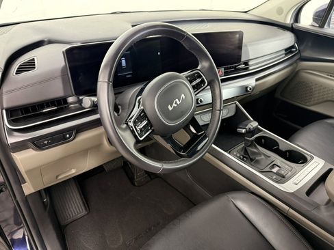 Used 2025 Kia Carnival FWD image 17