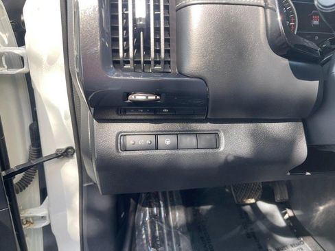Used 2022 Nissan Pathfinder SV AWD/4WD image 23
