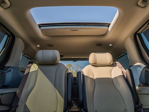 Used 2025 Kia Carnival SX Prestige image 32