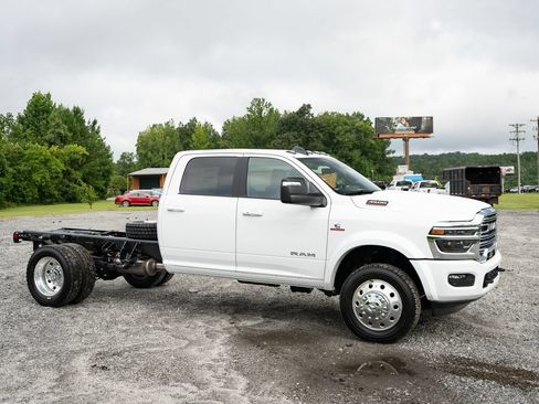 New 2026 RAM 4500 4x4 Crew Cab DRW w/ Laramie Trim Package image 11
