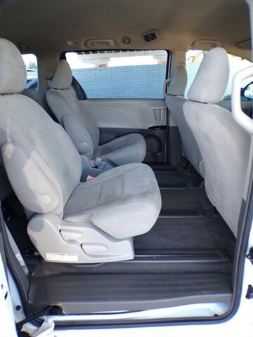 Used 2017 Toyota Sienna L FWD image 23