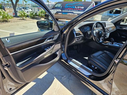 Used 2018 BMW 740i image 17